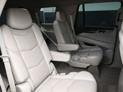 Used 2020 Cadillac Escalade Luxury w/ Escalade Sport Edition image 25