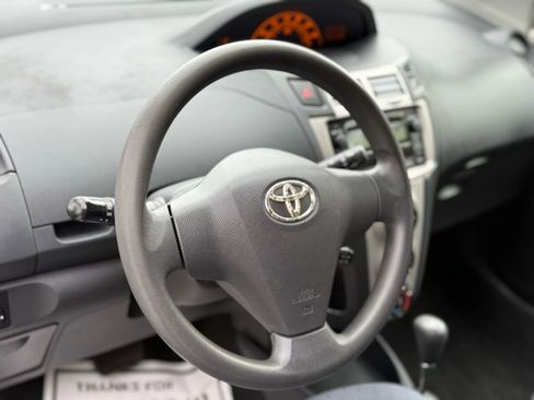 Used 2010 Toyota Yaris 2-Door Hatchback image 11
