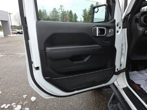 Used 2022 Jeep Gladiator Overland w/ Cold Weather Group image 43