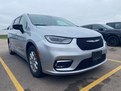 Used 2024 Chrysler Pacifica Touring-L image 4