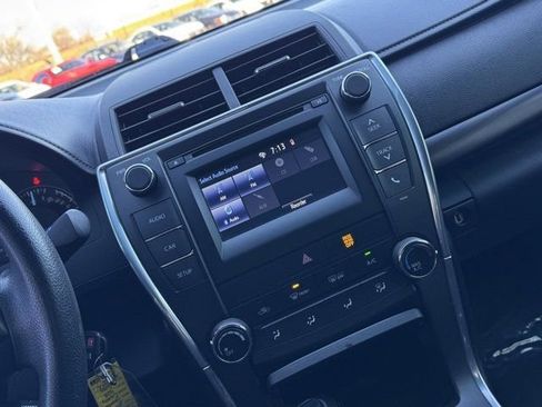 Used 2015 Toyota Camry LE image 27