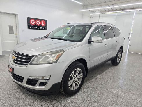 Used 2017 Chevrolet Traverse LT FWD image 3
