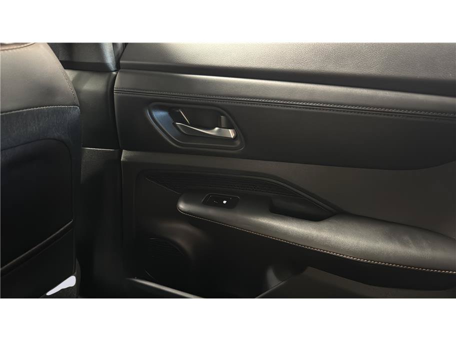 Used 2024 Nissan Ariya FWD image 23