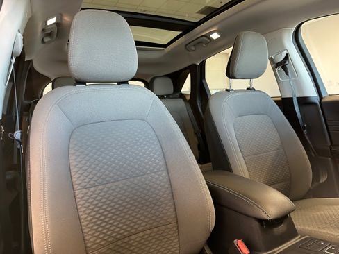 Used 2021 Ford Escape SE w/ SE Sport Appearance Package image 16