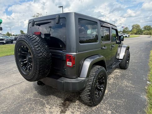 Used 2018 Jeep Wrangler Unlimited Sahara AWD/4WD image 4