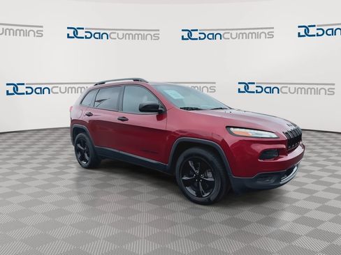 Used 2017 Jeep Cherokee Sport w/ Cold Weather Group AWD/4WD image 2