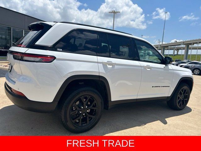 Used 2024 Jeep Grand Cherokee Altitude AWD/4WD image 14