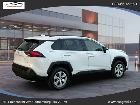 Used 2021 Toyota RAV4 LE image 12