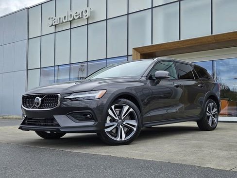 Certified 2025 Volvo V60 B5 Cross Country Plus AWD/4WD image 1