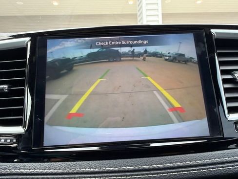 Used 2023 Chrysler Pacifica Touring FWD image 37