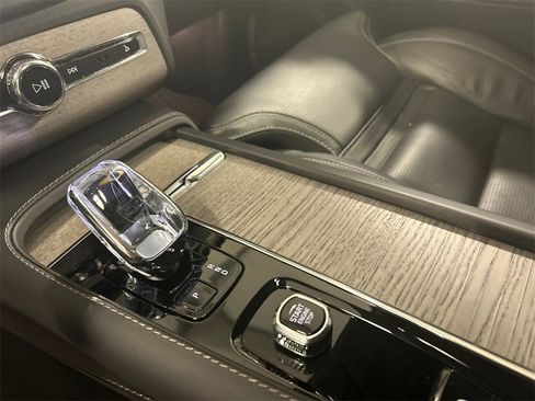 Certified 2024 Volvo XC90 T8 Ultimate w/ Protection Package Premier image 18