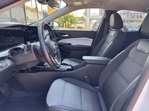 Used 2025 Chevrolet Trax LT w/ LT Convenience Package FWD image 25