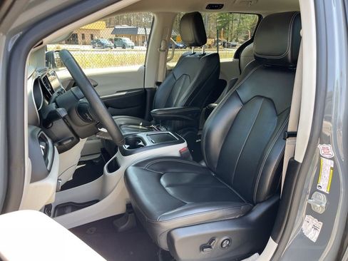 Used 2023 Chrysler Pacifica Touring-L image 23