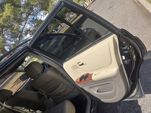 Used 2006 Toyota Highlander 4WD V6 w/ 3rd Row image 18