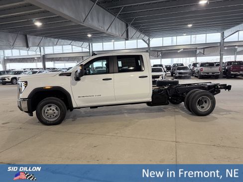 New 2026 GMC Sierra 3500 Pro image 6