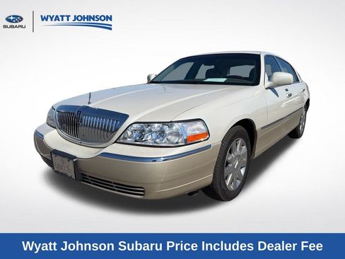 Used 2005 Lincoln Town Car Signature Limited RWD image 1