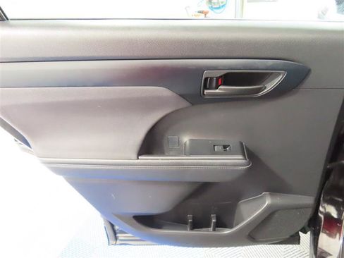 Used 2021 Toyota Highlander LE AWD/4WD image 25
