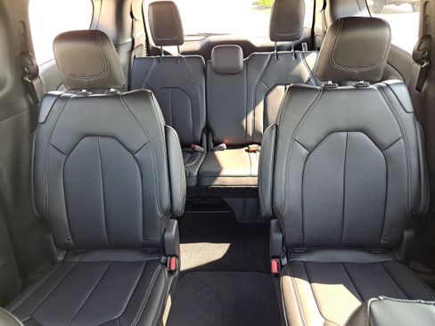 New 2026 Chrysler Pacifica Select image 31