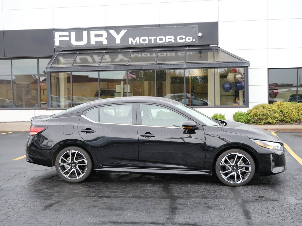 Used 2025 Nissan Sentra SR FWD image 1
