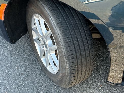 Used 2023 Chrysler Pacifica Touring-L image 8