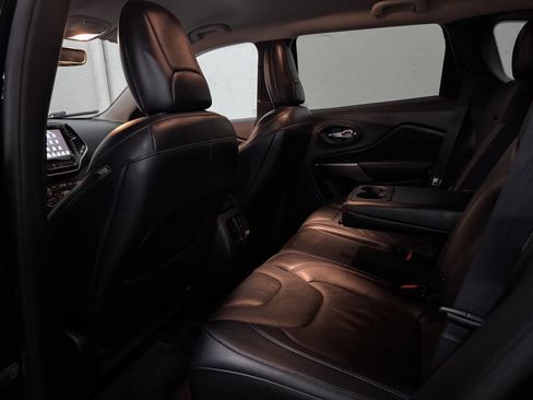 Used 2019 Jeep Cherokee Limited image 18