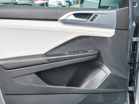 Certified 2025 Volkswagen Taos SE image 19