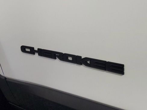 Used 2023 Jeep Cherokee Altitude Lux image 8