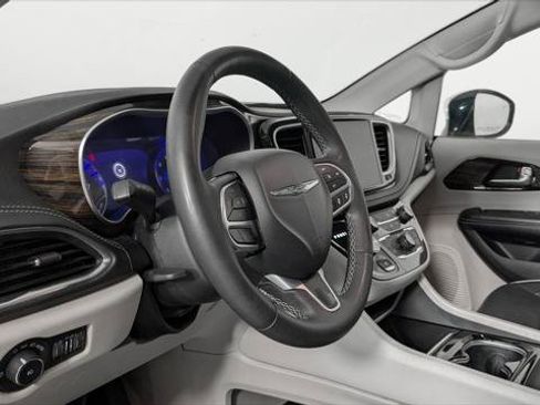 Used 2023 Chrysler Pacifica Limited FWD image 26