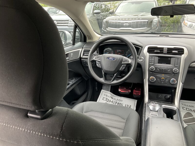 Used 2018 Ford Fusion SE FWD image 18