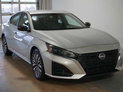 Used 2024 Nissan Altima 2.5 SV image 5