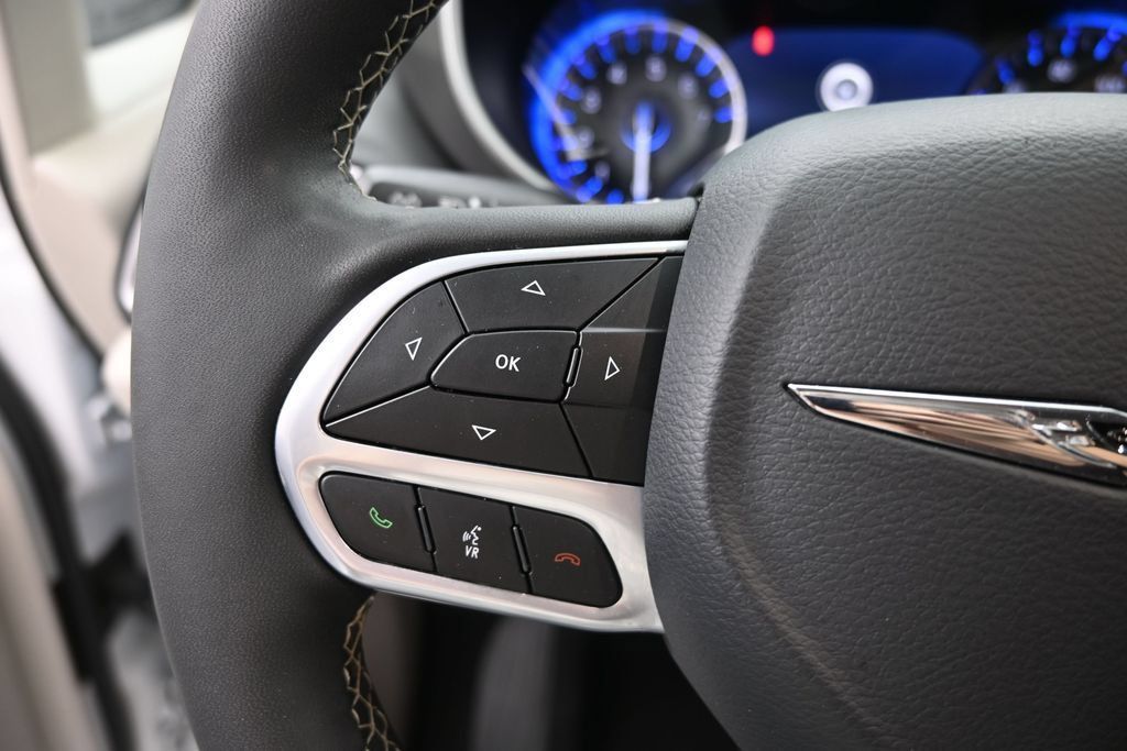 Used 2024 Chrysler Pacifica Touring-L FWD image 34