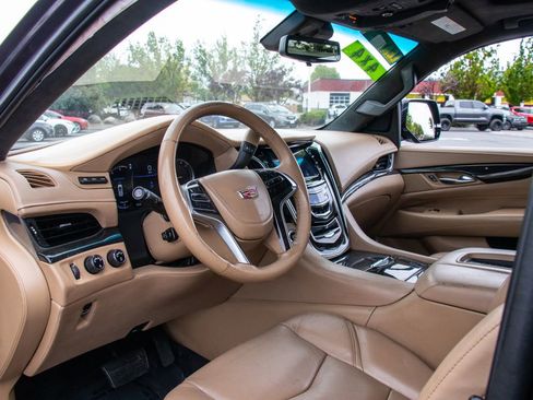 Used 2018 Cadillac Escalade Platinum AWD/4WD image 11