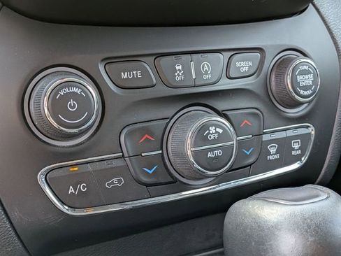 Used 2019 Jeep Cherokee Limited image 21