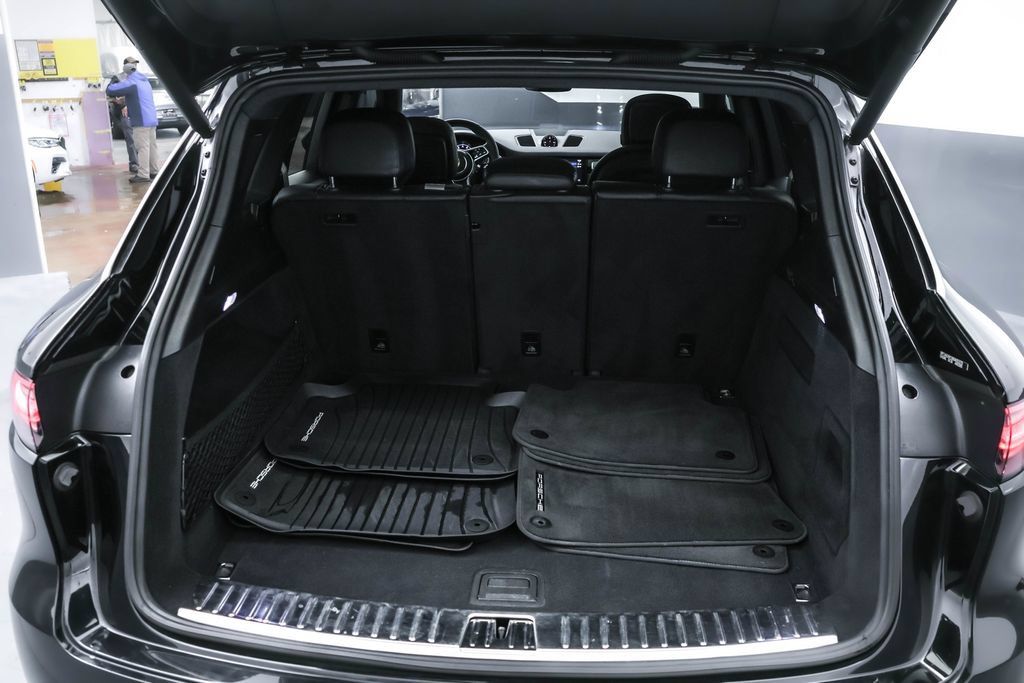 Used 2022 Porsche Cayenne Platinum Edition AWD/4WD image 28