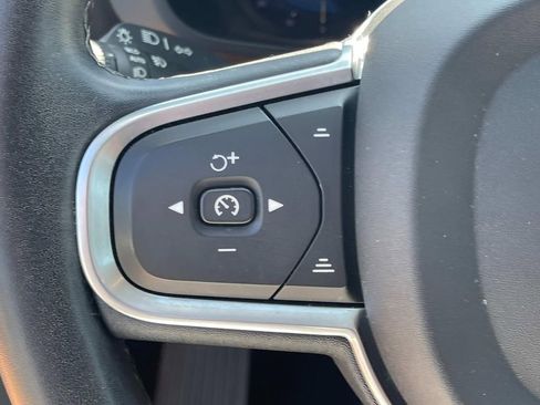 Used 2022 Volvo XC60 B5 Momentum image 16