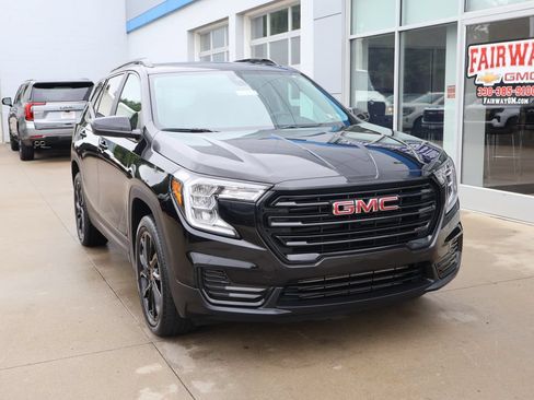 Used 2024 GMC Terrain SLE w/ Driver Convenience Package AWD/4WD image 2