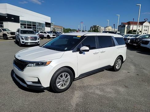Used 2023 Kia Carnival LX image 3
