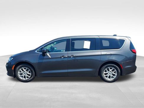Used 2023 Chrysler Pacifica Touring-L FWD image 2