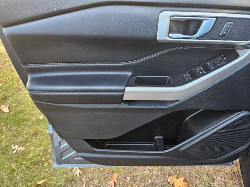 Certified 2022 Ford Explorer XLT w/ Equipment Group 202A image 15