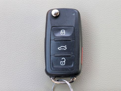 Used 2019 Volkswagen Beetle 2.0T SE w/ SE Premium Package image 30