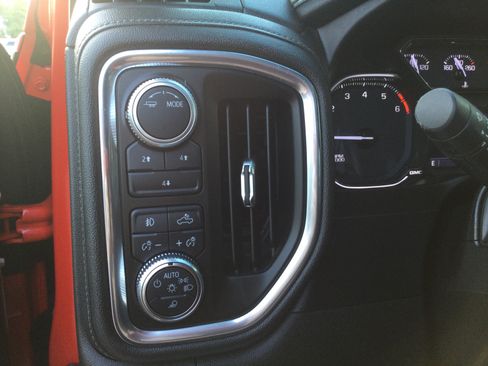 Used 2020 GMC Sierra 2500 SLE w/ SLE Value Package; AWD/4WD image 9