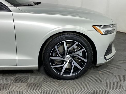 Used 2019 Volvo S60 T6 Momentum w/ Premium Package image 10