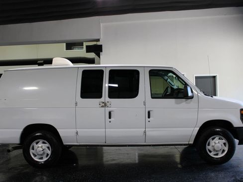 Used 2009 Ford E-350 and Econoline 350 Super Duty RWD image 2