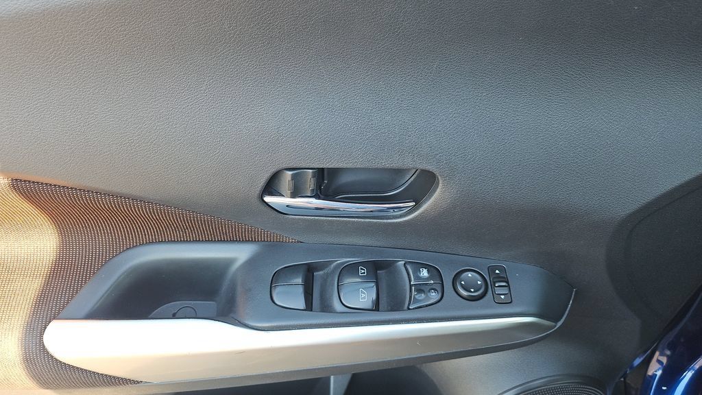 Used 2018 Nissan Kicks SR FWD image 3