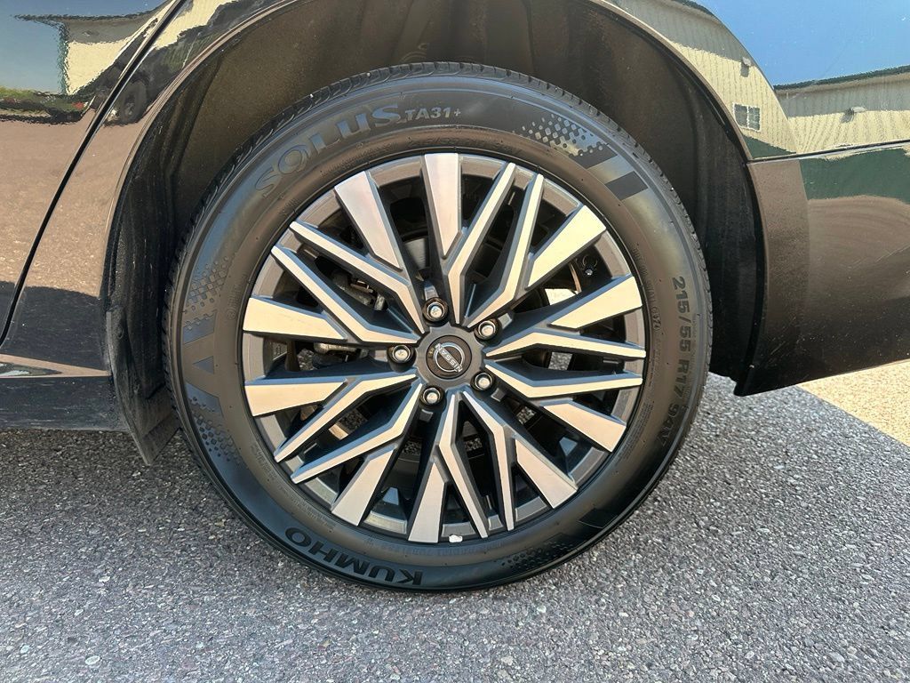 Used 2025 Nissan Altima 2.5 SV AWD/4WD image 41
