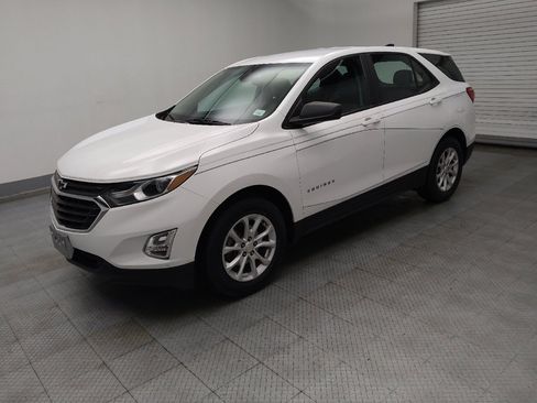 Used 2020 Chevrolet Equinox LS image 2
