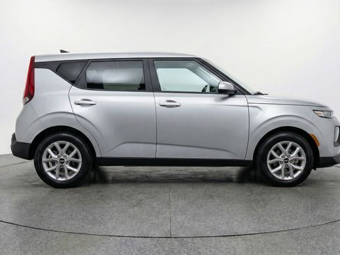 Used 2025 Kia Soul LX w/ LX Technology Package image 11