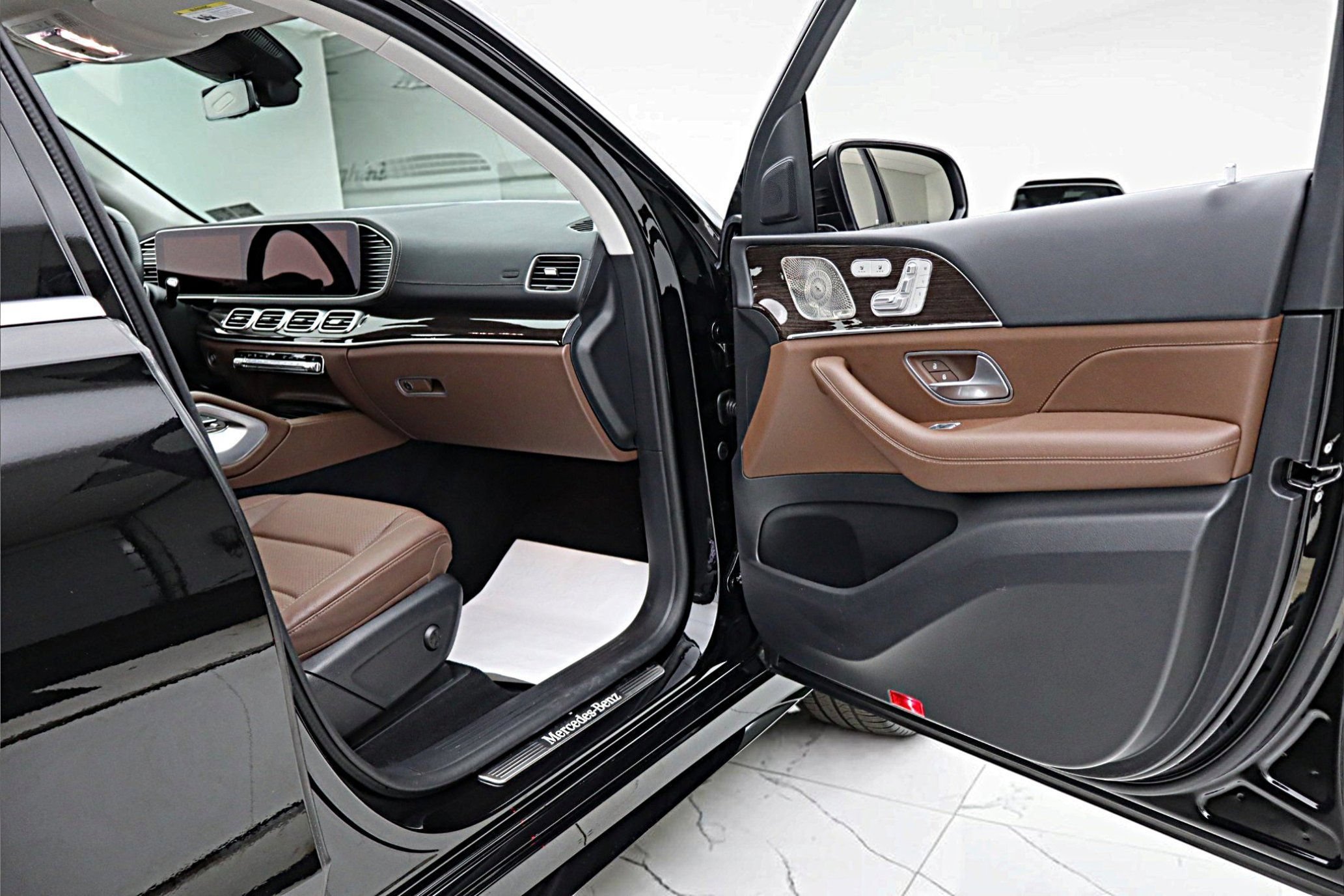 Used 2024 Mercedes-Benz GLS 450 4MATIC image 32