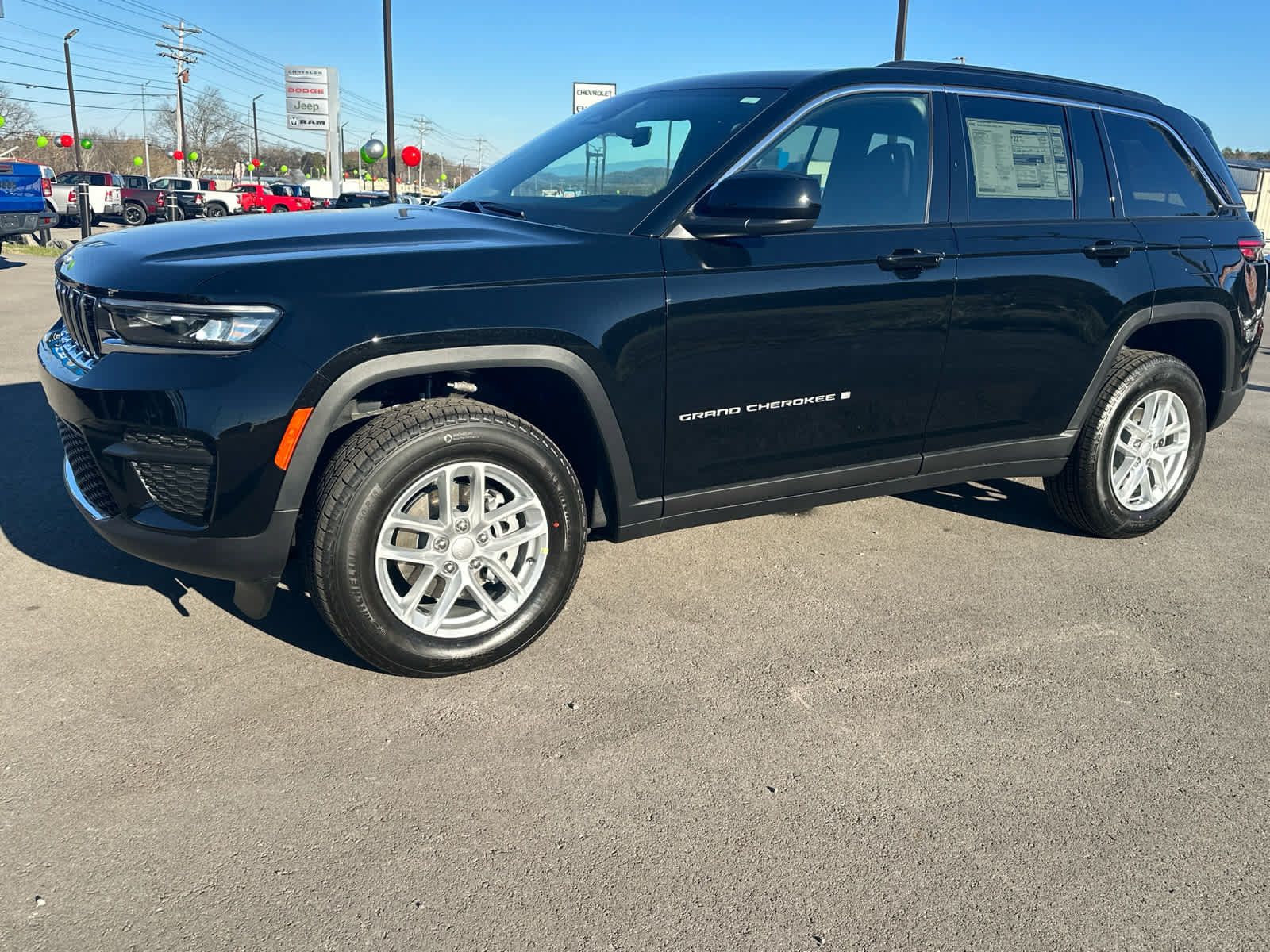 New 2025 Jeep Grand Cherokee Laredo X w/ Luxury Tech Group I AWD/4WD image 4