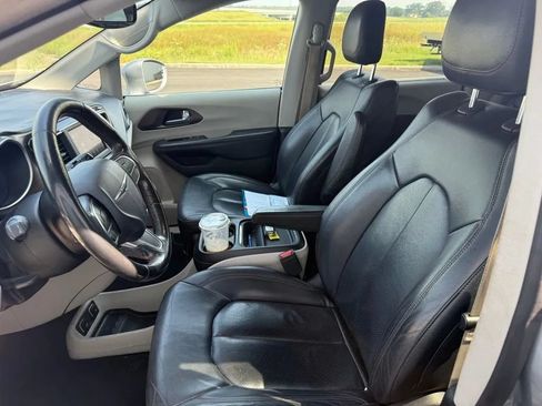 Used 2019 Chrysler Pacifica Touring-L FWD image 13